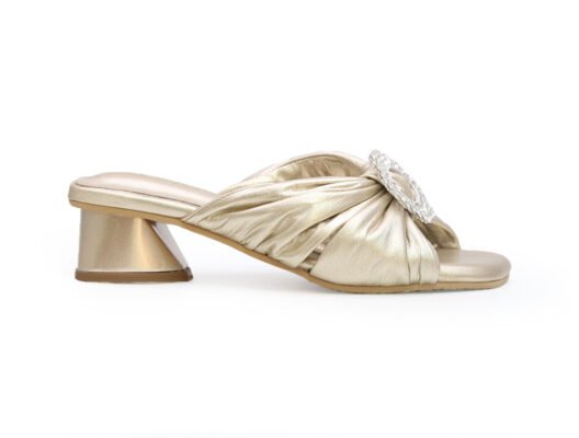 Sandalia en cuero oro