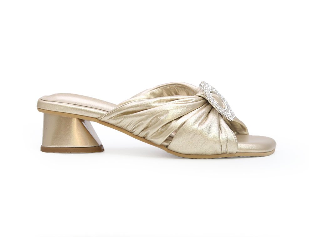 Sandalia en cuero oro