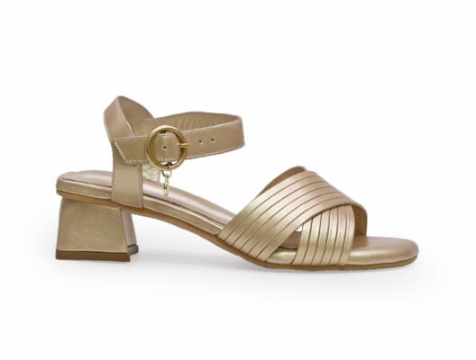 Sandalia en cuero oro