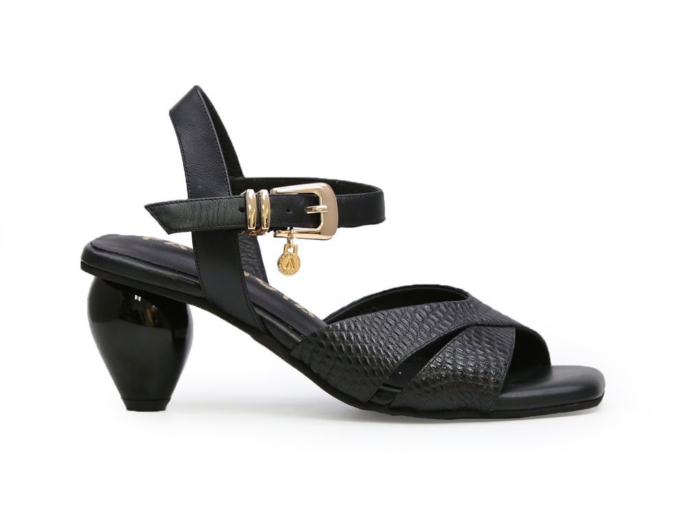 Sandalia en cuero negro