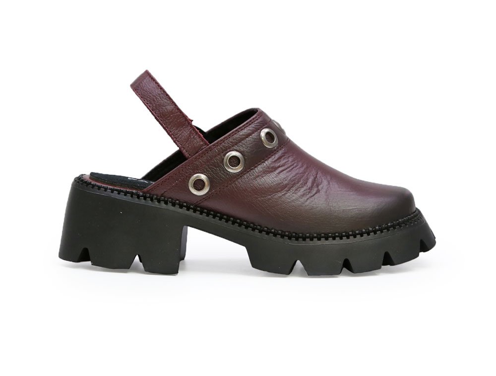 Zueco en cuero vinotinto