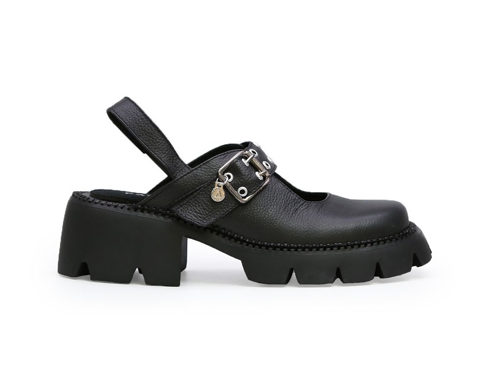 Zueco en cuero negro