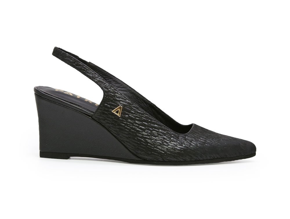 Zapatilla de tacon en cuero negro