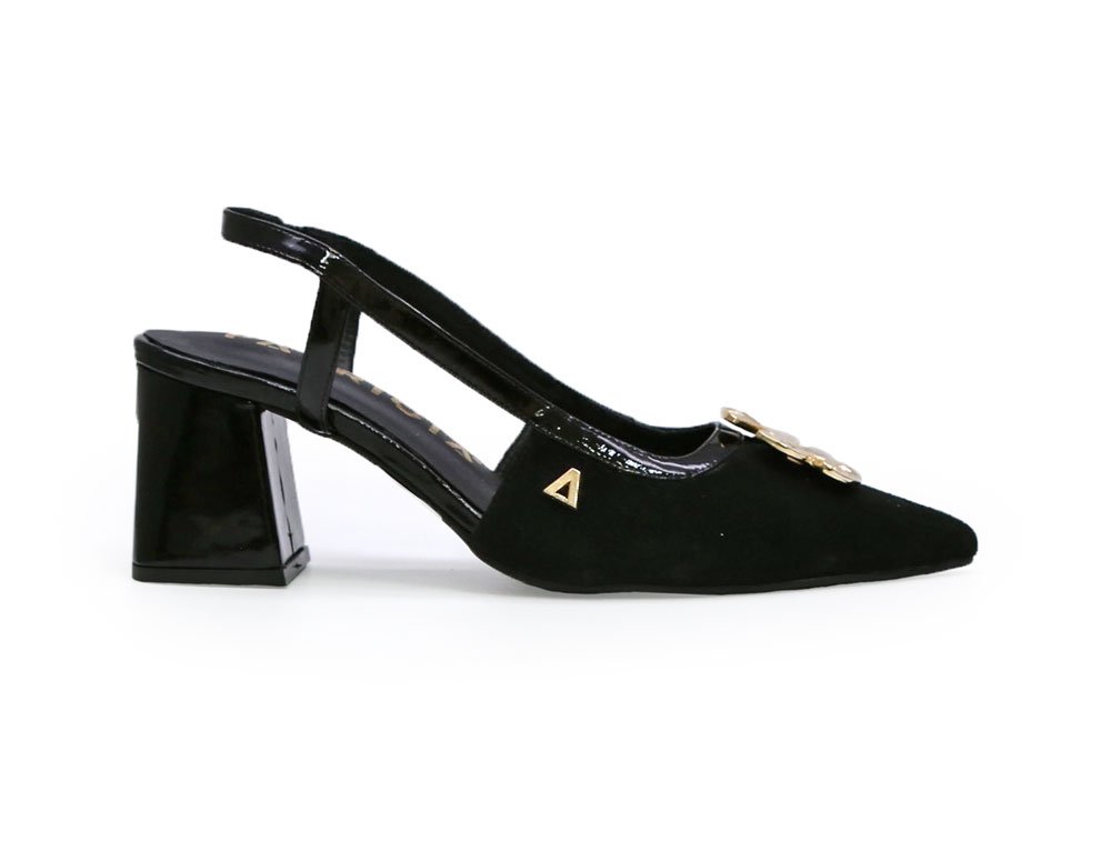Zapatilla de tacón en cuero negro